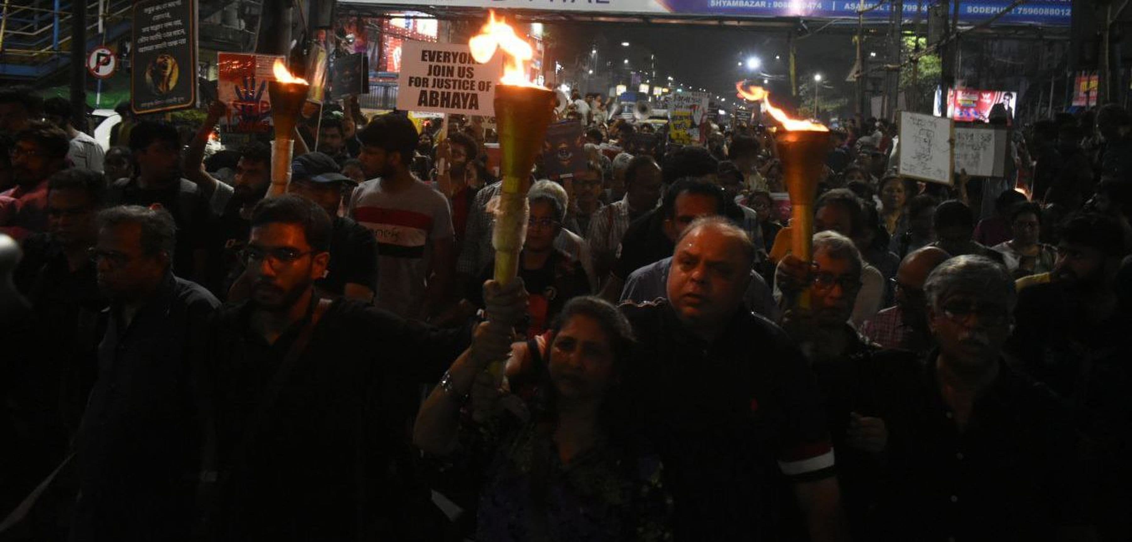 कोलकाता के दक्षिणी हिस्से में स्थित हाईलैंड पार्क से निकाली गई मशाल रैली में हिस्सा लेते लोग।