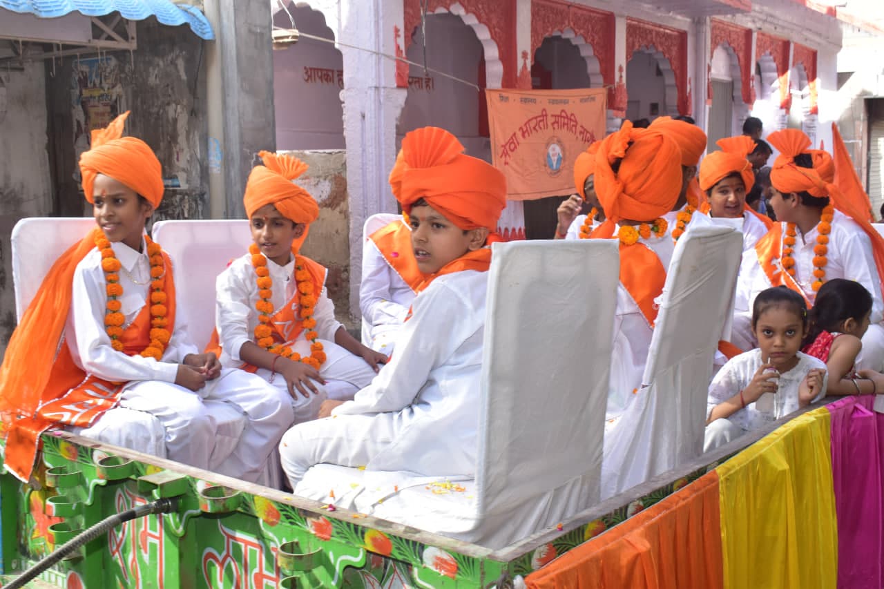 The procession of Maharaja Agrasen was decorated with tableaux.