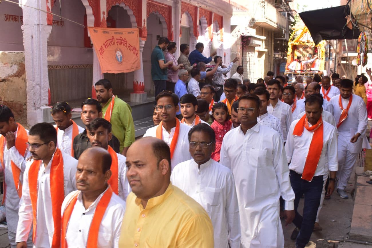 The procession of Maharaja Agrasen was decorated with tableaux.