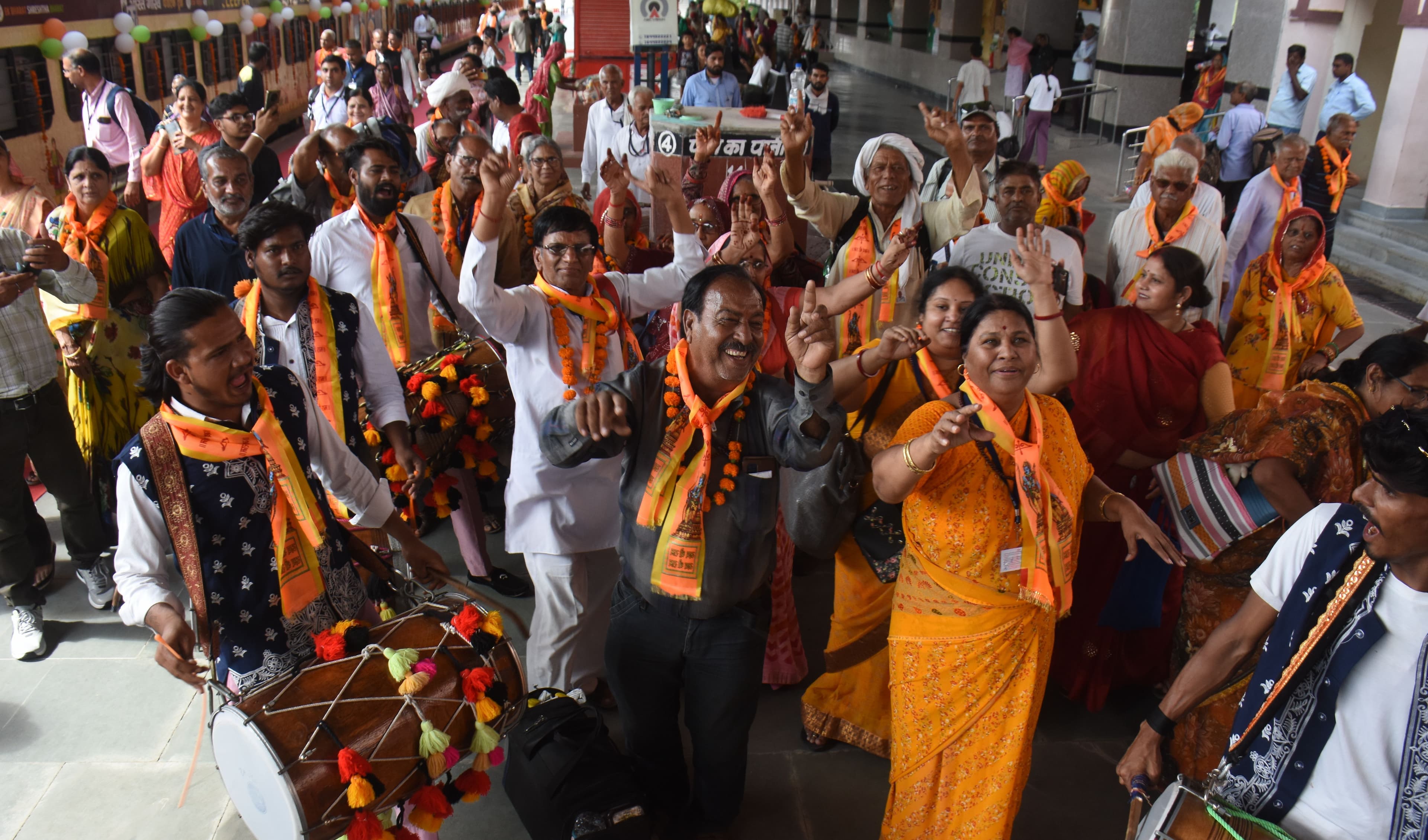 Joy of pilgrimage, elderly citizens gathered to the beat of drums