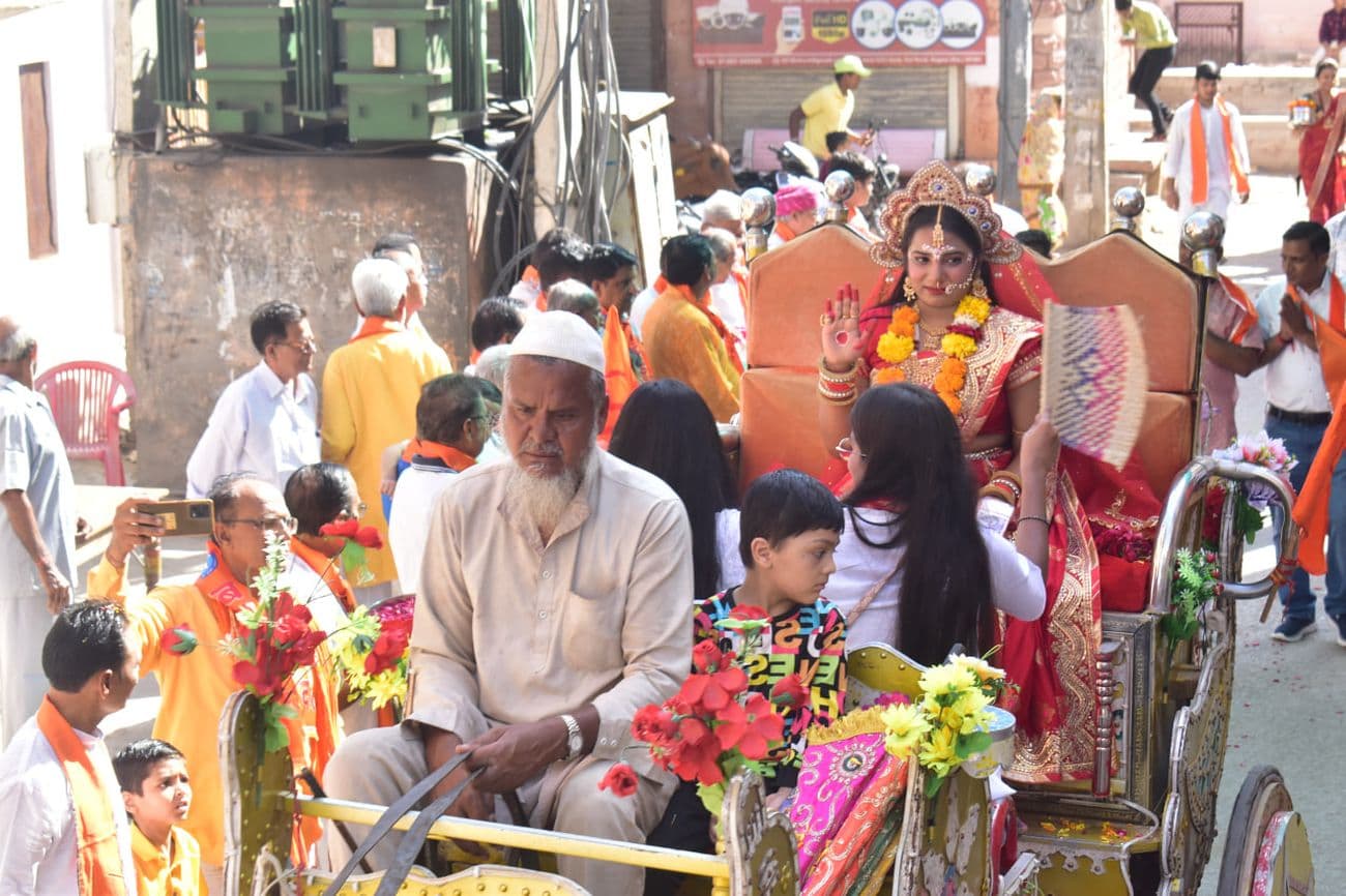 The procession of Maharaja Agrasen was decorated with tableaux.