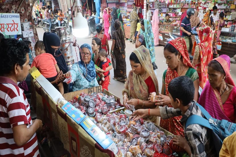 करवा चौथ की खरीदारी को बाजार में उमड़ी महिलाओं की भीड़ Crowd of women gathered in the market for Karva Chauth shopping