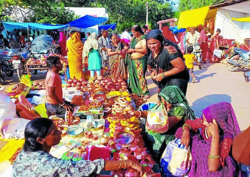 इस बार महिलाएं 20 अक्टूबर रविवार को करवाचौथ का व्रत रखेंगी। इस व्रत के दौरान महिलाएं निर्जला उपवास रखकर रात में चंद्रमा को अघ्र्य देकर व्रत तोड़ती हैं।