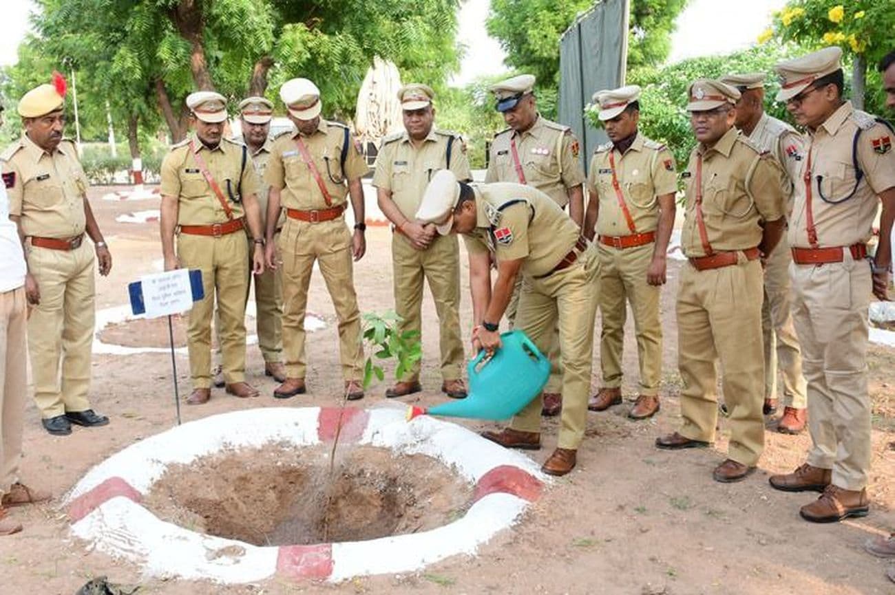 Salute to the martyrdom of police martyrs, donated blood in the police line