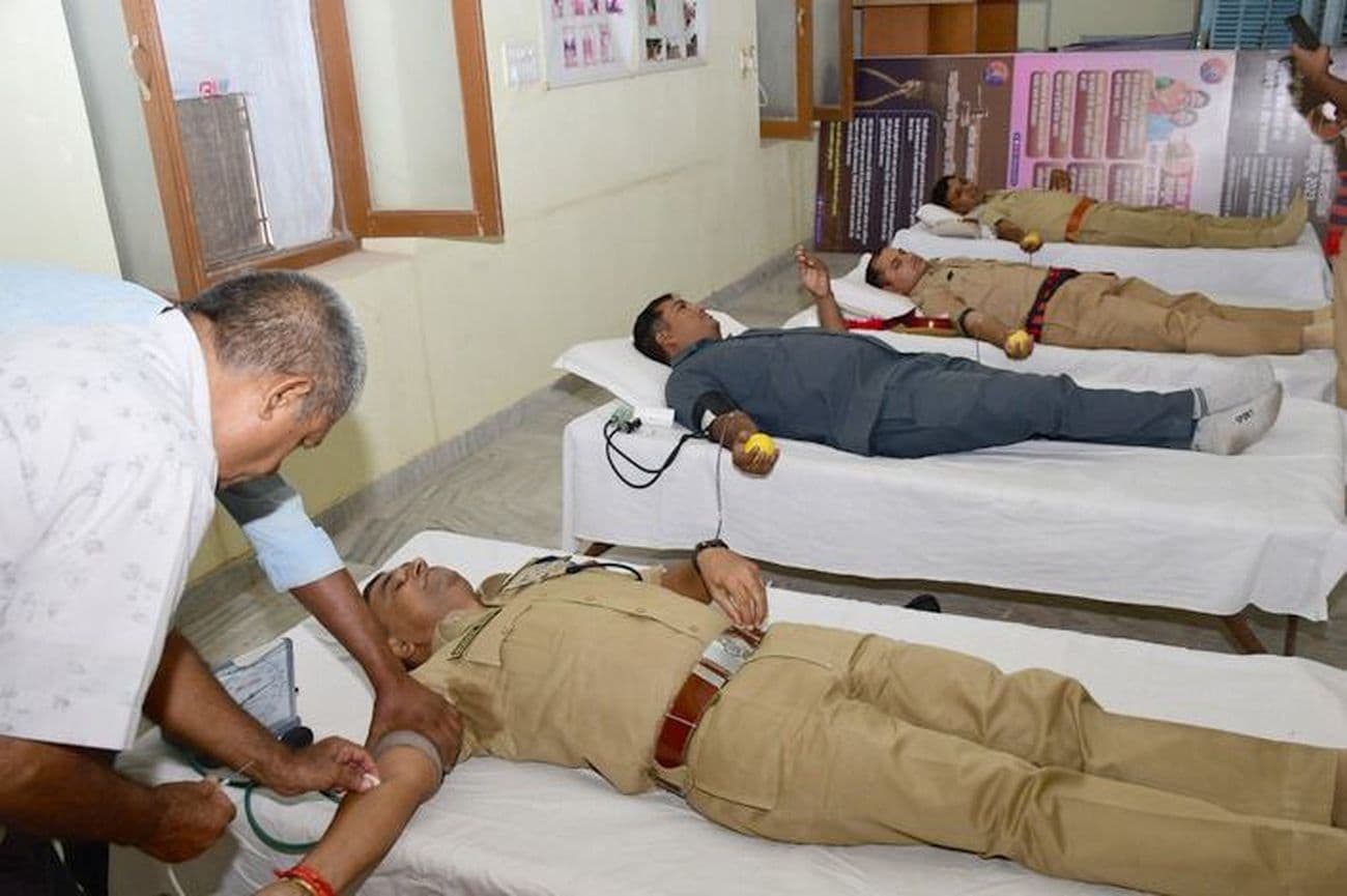 Salute to the martyrdom of police martyrs, donated blood in the police line