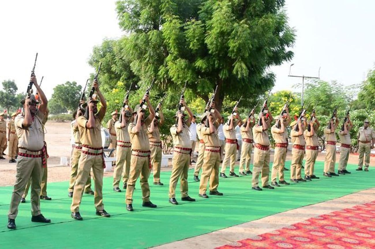 Salute to the martyrdom of police martyrs, donated blood in the police line