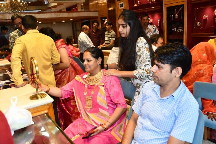 Gold and silver prices rise, light jewellery is attracting