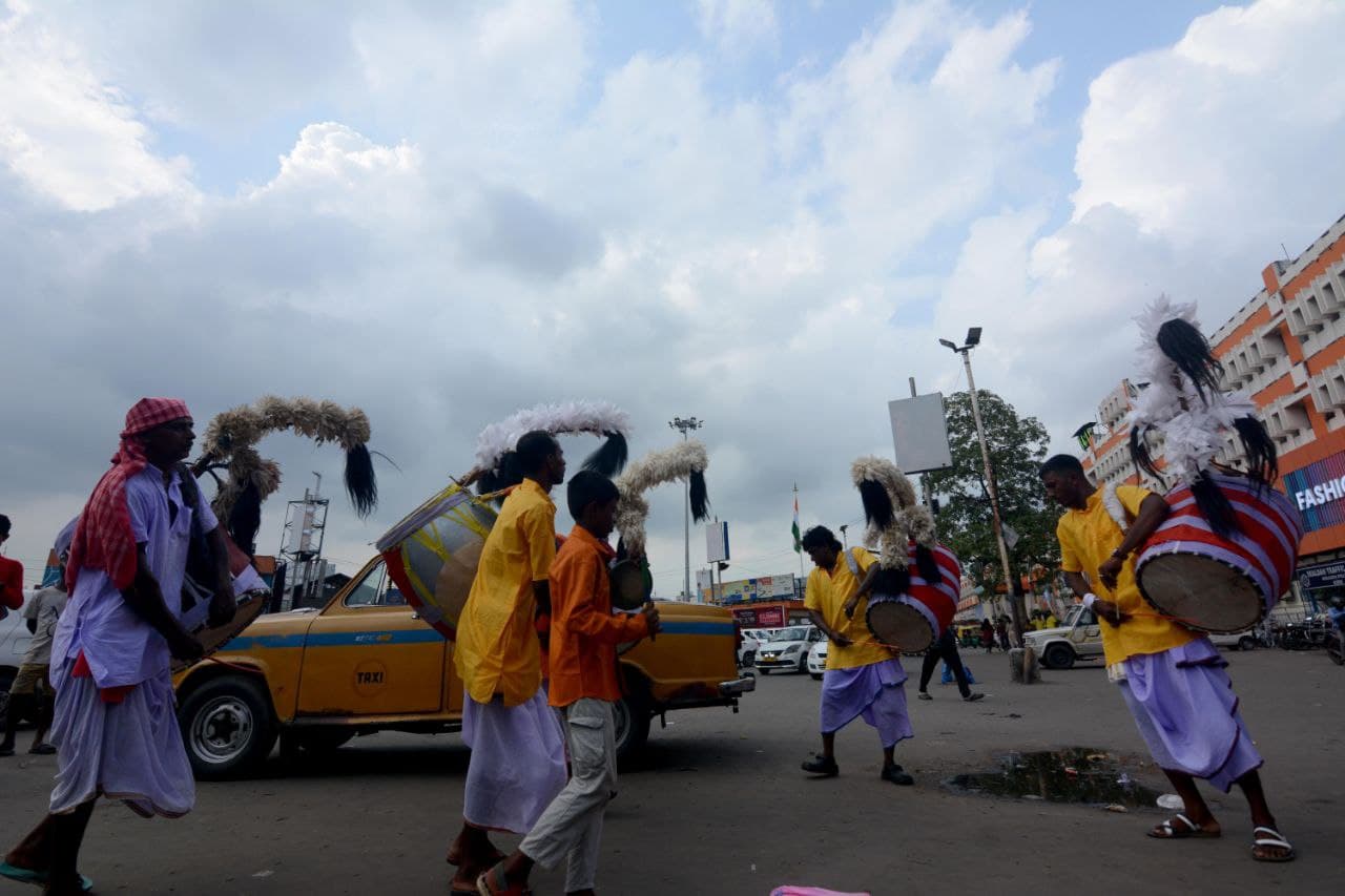 महानगर के सियालदह स्टेशन पर ढाक बजाते ढाकी। 