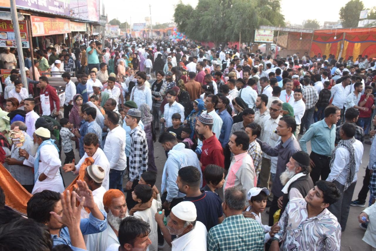 Thousands of pilgrims prostrated and offered chadar in the Dargah of Sufi Hamiduddin.