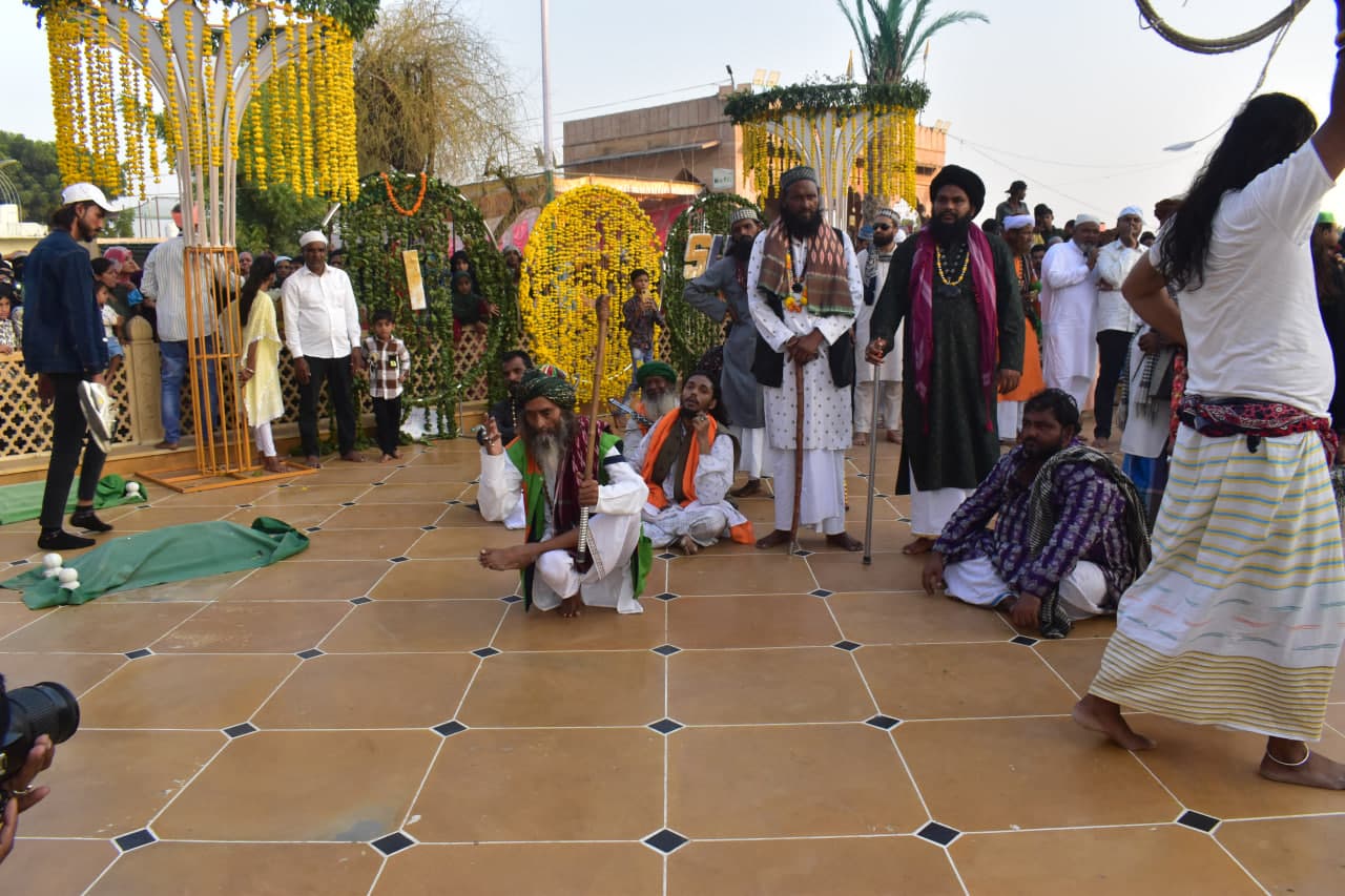 Thousands of pilgrims prostrated and offered chadar in the Dargah of Sufi Hamiduddin.