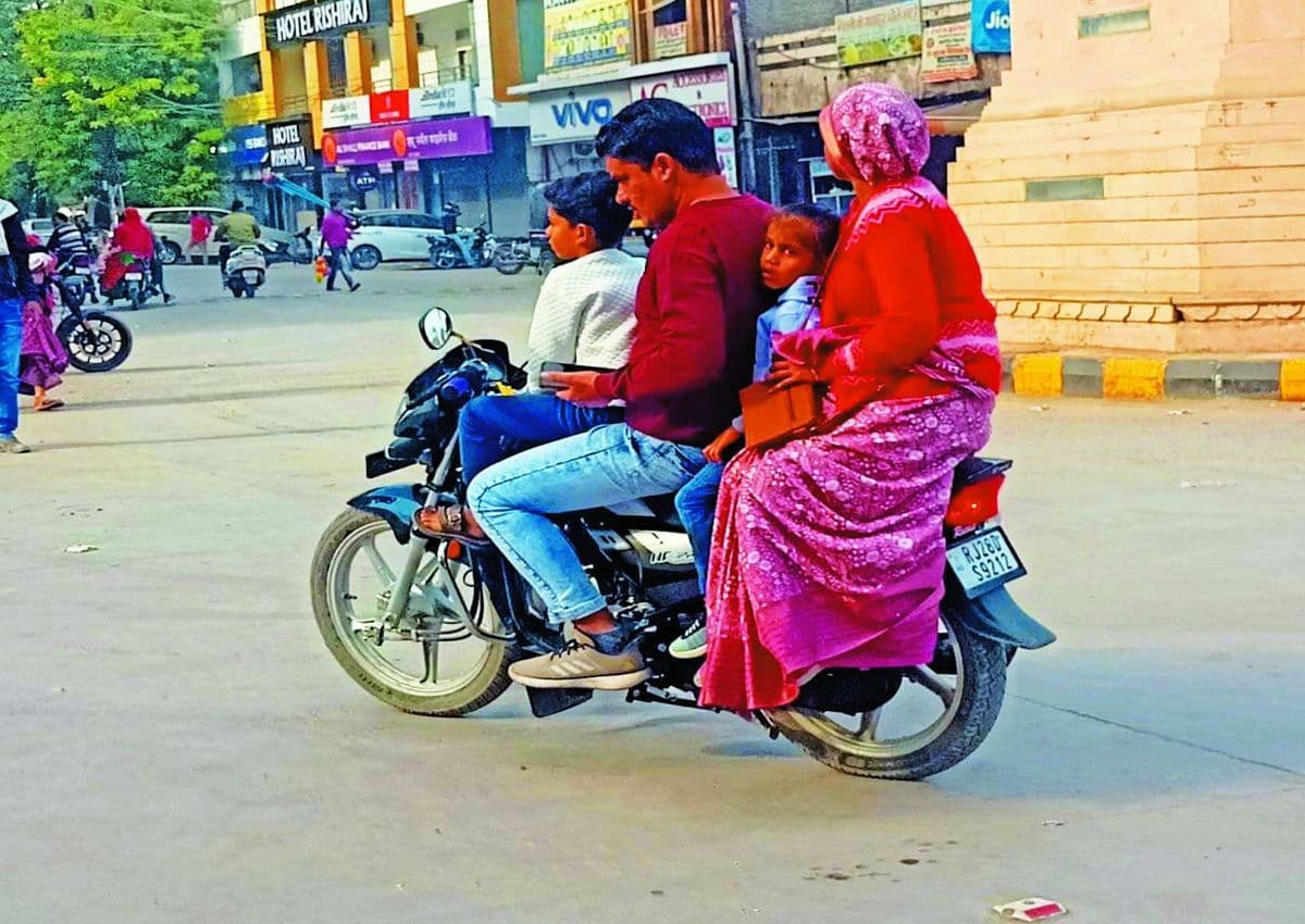 बारां. चारमूर्ति चौराहे से बिंदास गुजरता बाइक सवार। बाइक पर चार लोग सवार थे। चालक ने हेलमेट भी नहीं पहना था, और तो और वह चलती बाइक पर मोबाइल का इस्तेमाल भी करता नजर आया। 	पत्रिका