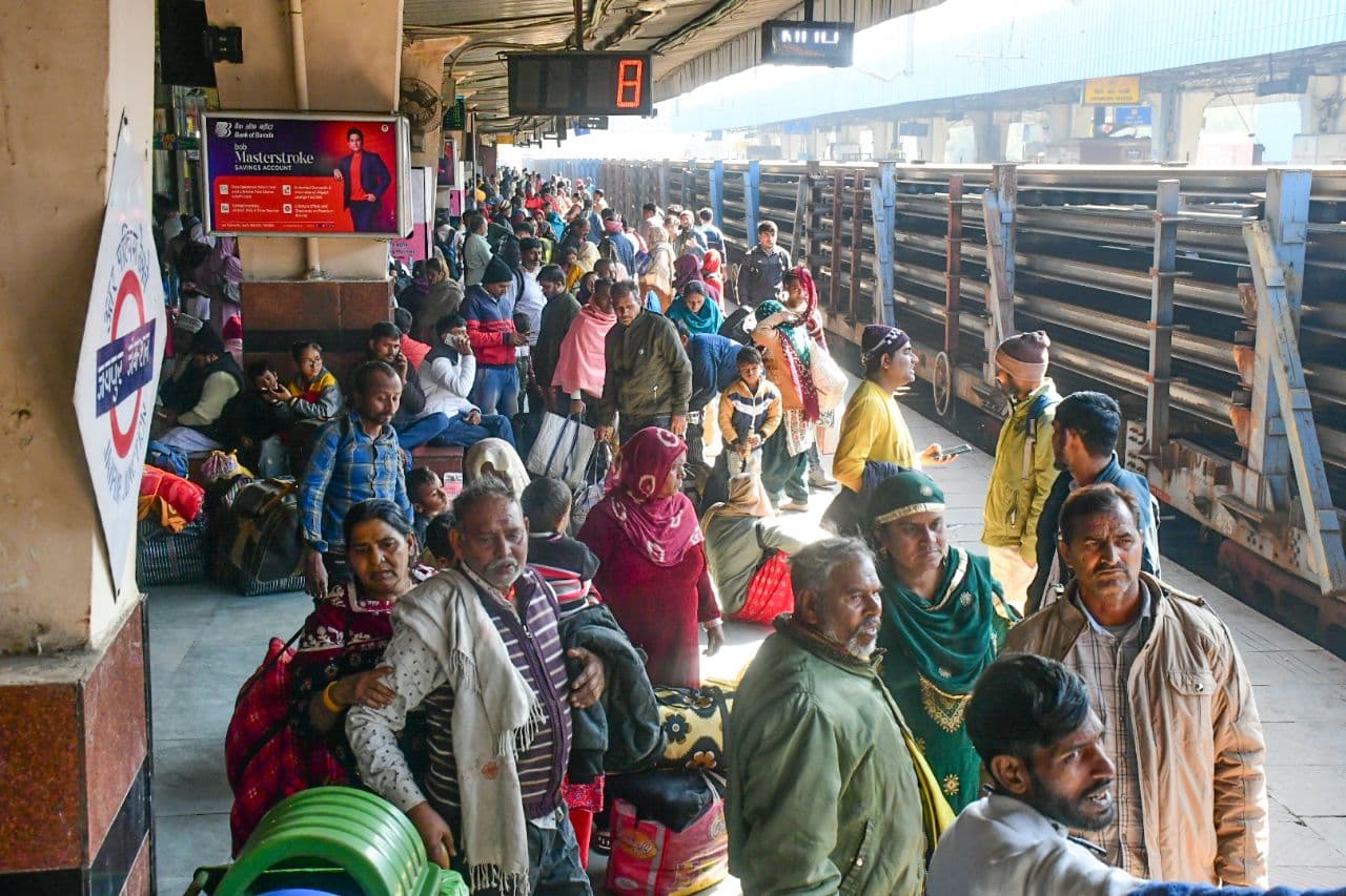 Jaipur railway station crowded 