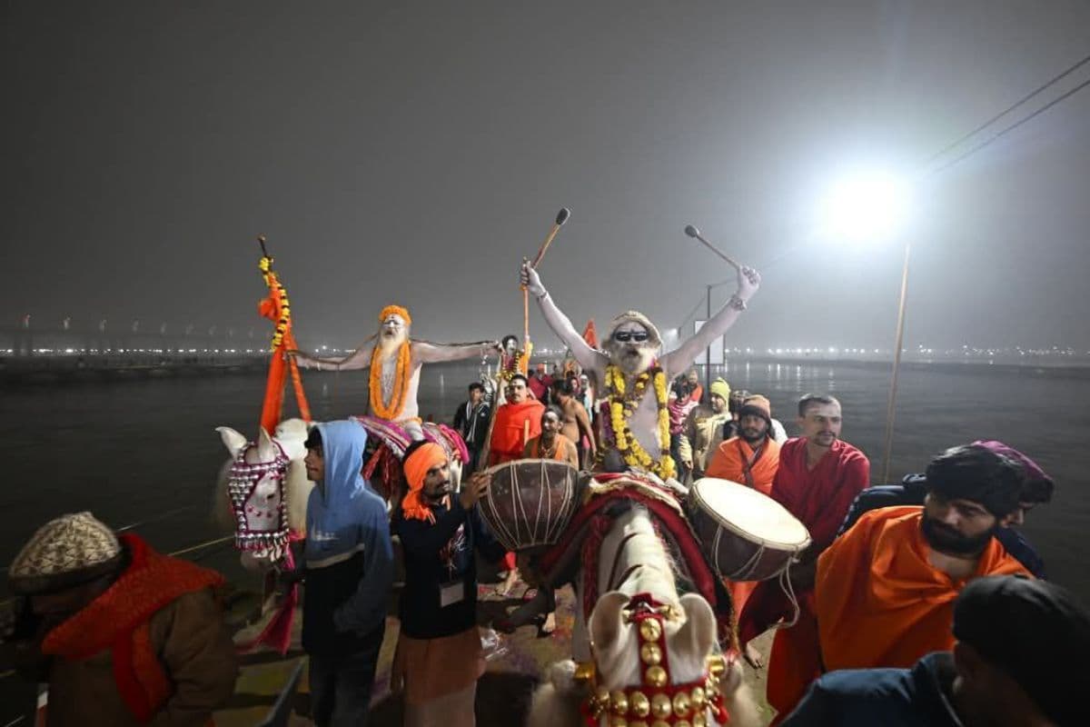 Mahakumbh 2025 Naga Sadhus took bath see supernatural scene in pictures