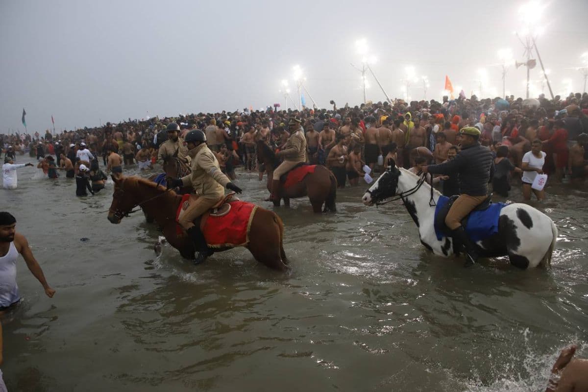 Mahakumbh 2025 Naga Sadhus took bath see supernatural scene in pictures