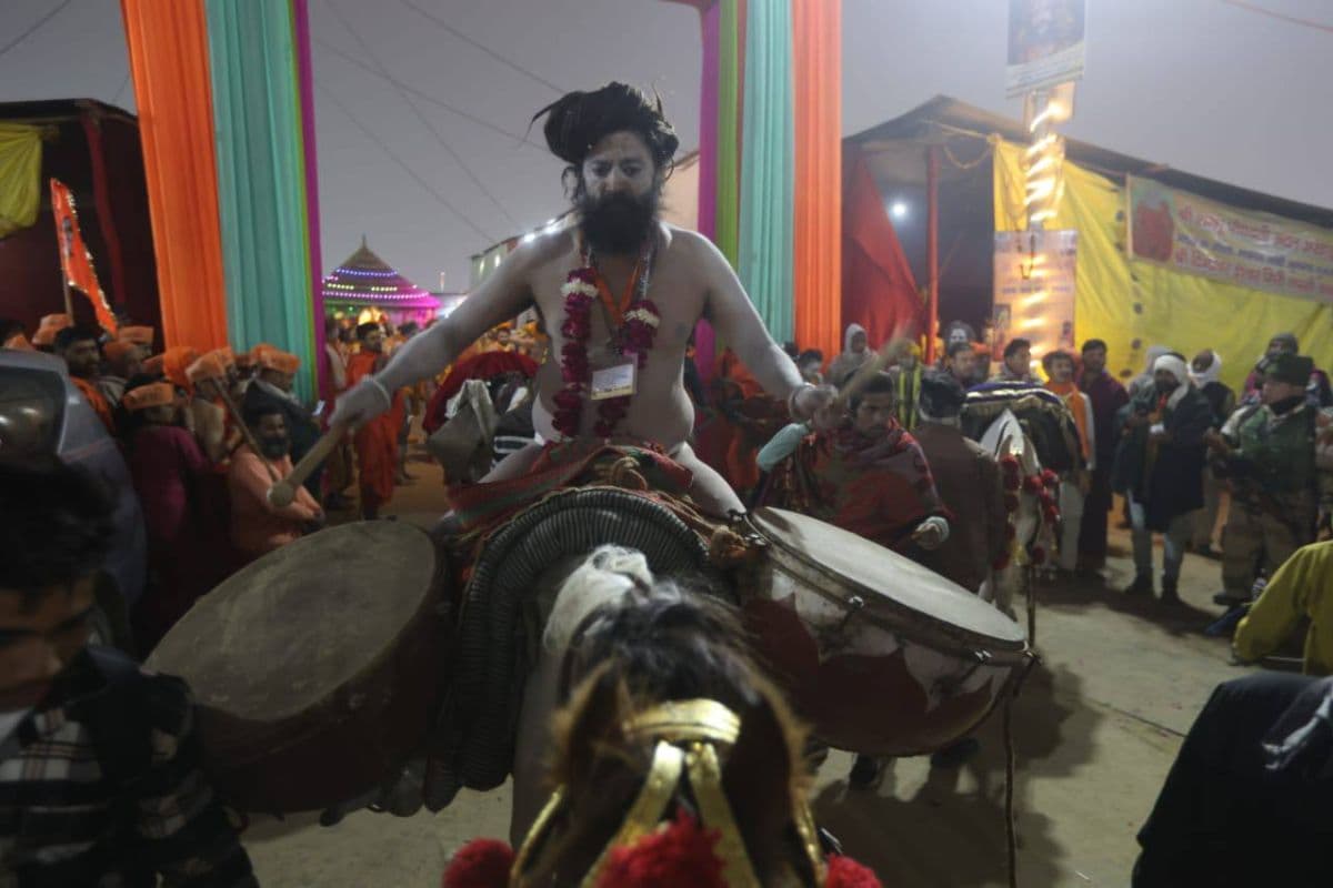 Mahakumbh 2025 Naga Sadhus took bath see supernatural scene in pictures